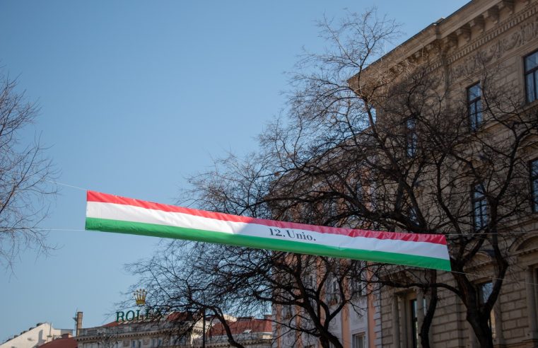 Politieke marsen overschaduwen nationale feestdag in Hongarije: “We zitten vast in verdeeldheid”