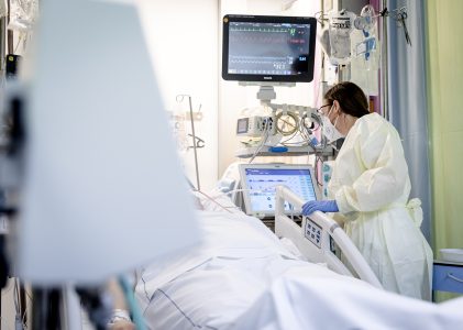 Aantal coronapatiënten in ziekenhuis stijgt, maar geen reden tot paniek