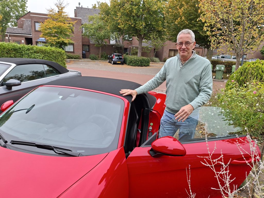 Ton naast zijn Porsche