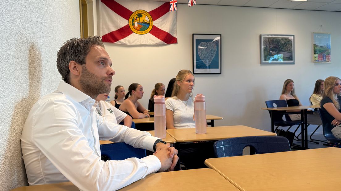 Een schooldirecteur in een VVD jasje