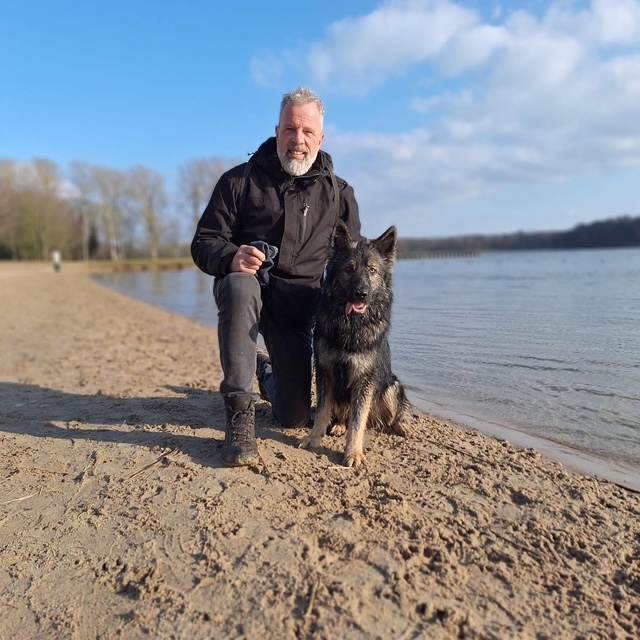 Een mensenmens tussen de honden