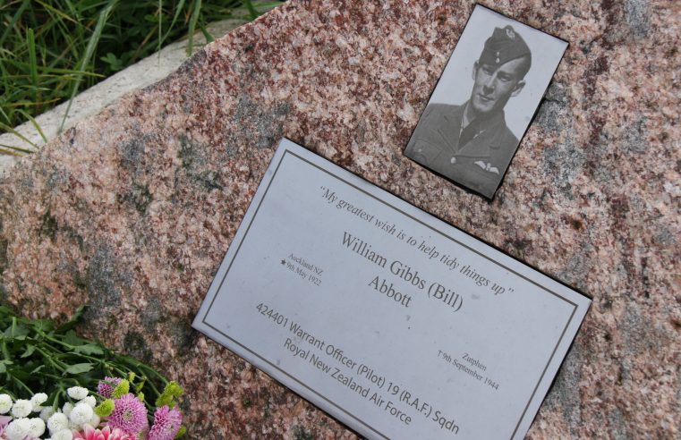 Indrukwekkend eerbetoon na tachtig jaar voor omgekomen piloot: “Kippenvel”