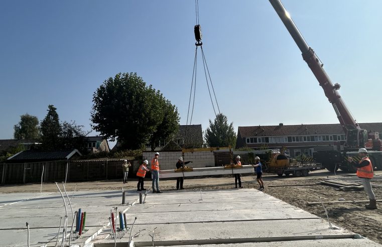 Officiële start van bouw huizen Molenweg, met steenlegging: “in het begin vond ik het heel moeilijk”
