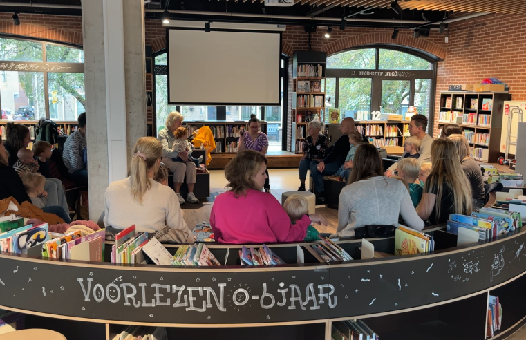 Boekjes lezen en voorlezen in de bibliotheek van  Harderwijk