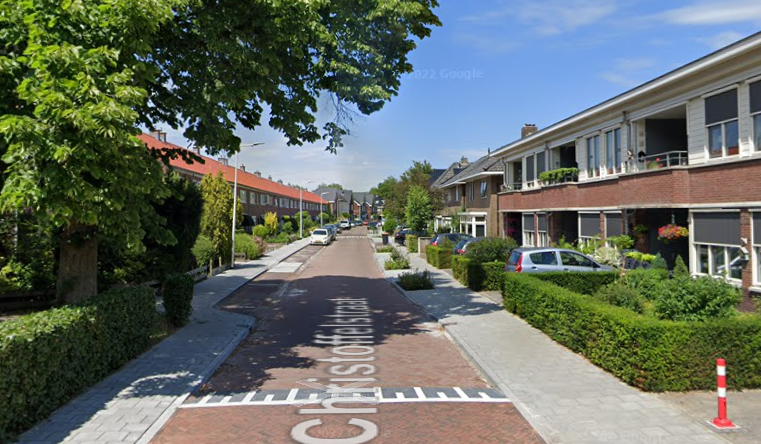 Een gewone straat, met een bijzonder kenmerk. De Christoffelstraat in Almelo is een uitblinker.