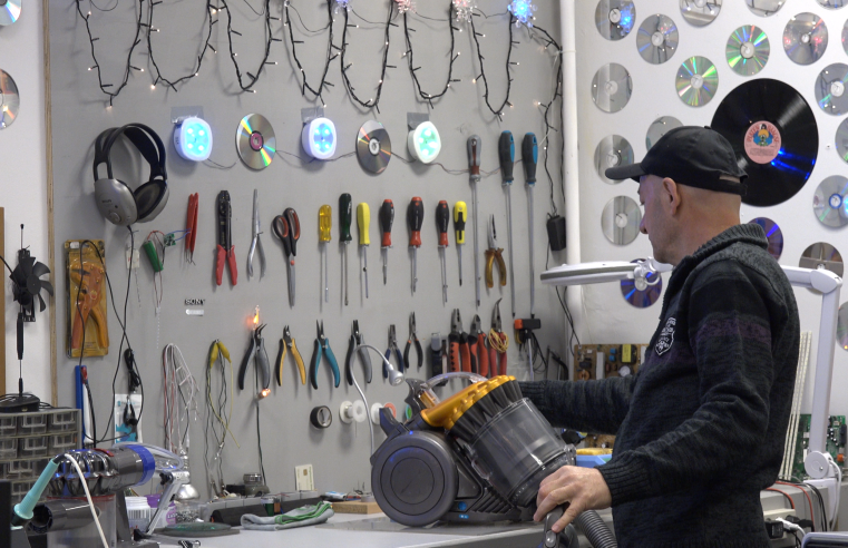 Ondanks het beperkte aantal klanten werkt Sabah met plezier in Repair Café