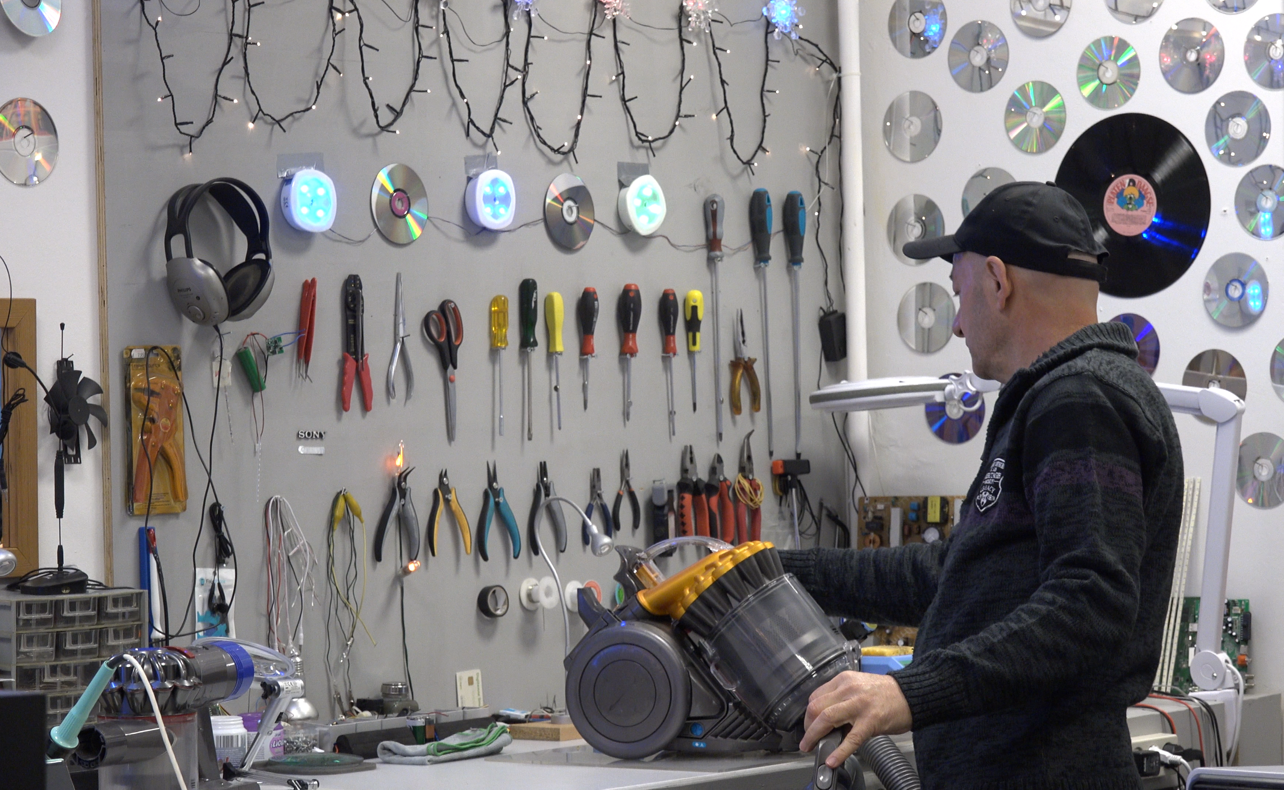 Ondanks het beperkte aantal klanten werkt Sabah met plezier in Repair Café