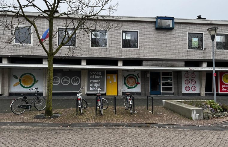 Midden in Kostverloren en naast de supermarkt, staat een opvallende gele kast
