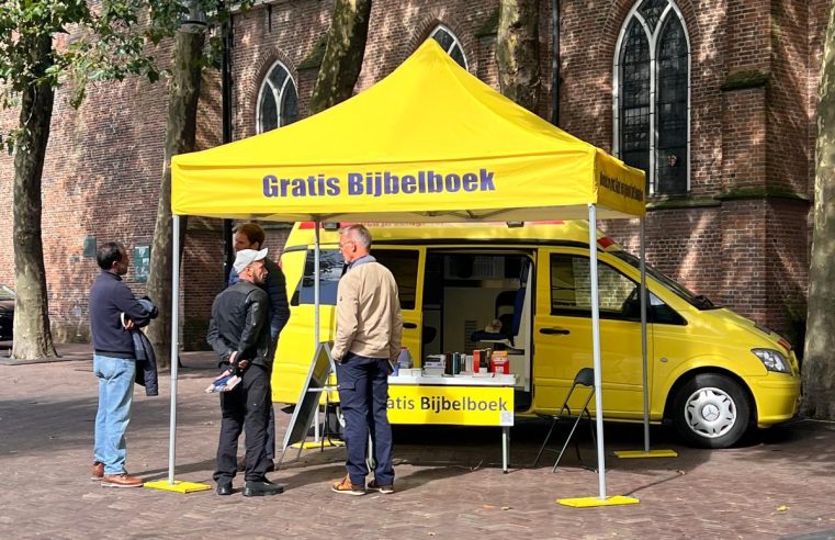 Stichting evangelisatie Sjofar met bijbelbus in Meppel: ‘mensen moeten gevoed worden in hun geloof’