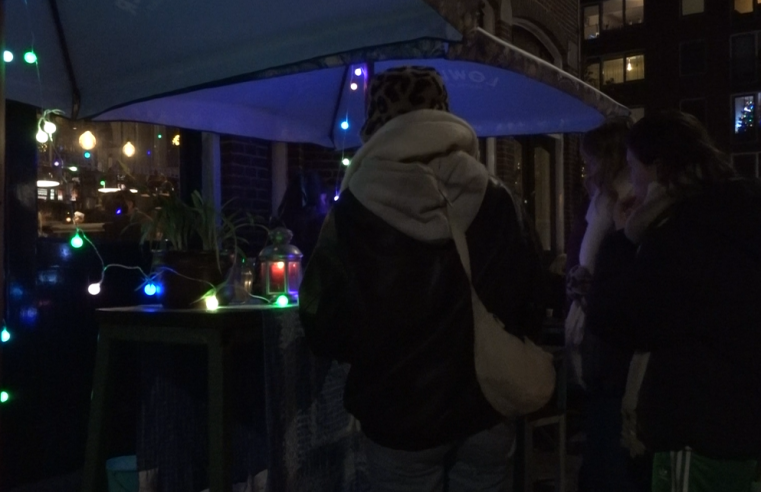 Brengt de lichtjeswandeling in wijk Oud West de buurt samen?