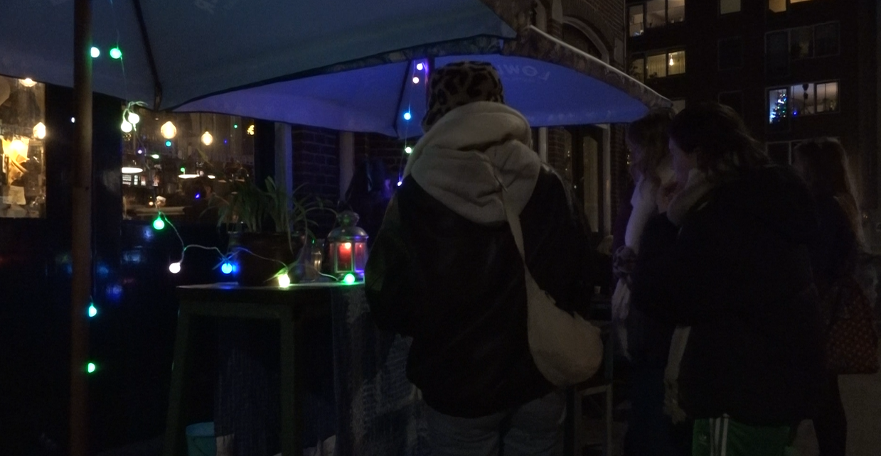 Brengt de lichtjeswandeling in wijk Oud West de buurt samen?