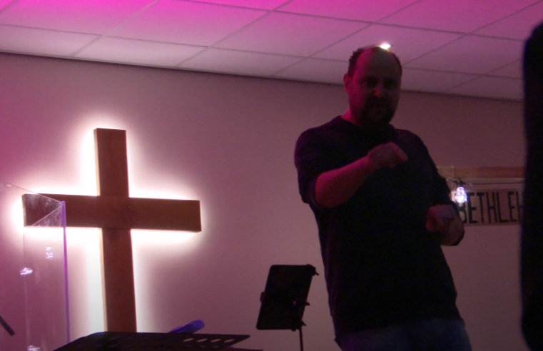 VIDEO – Het kan toch: een kerkzaal vol jeugd