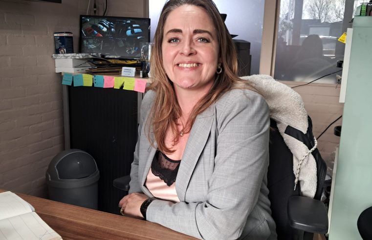 Elina Schmidt begon als fractiesecretaris en groeide uit tot gemeenteraadslid: ‘het zijn die kleine dingen die voor sommigen iets groots betekenen’