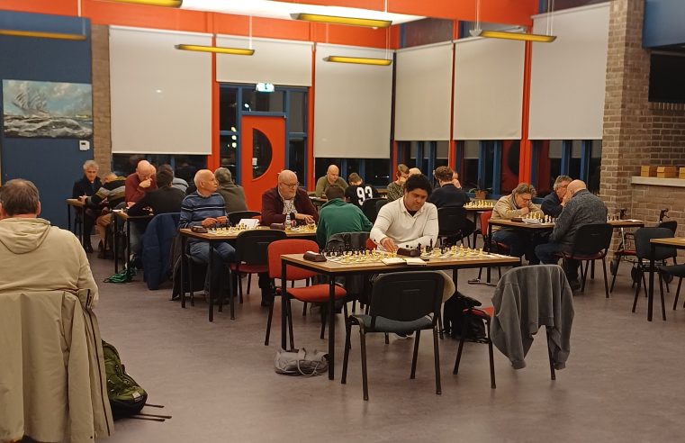 Schaken verbindt in Schelfhorst: “Je hoopt dat de jeugd je voorbijstreeft”