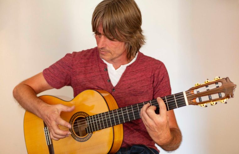 Van rock tot leslokaal: gitarist Bauke van der Heide draagt het vak over