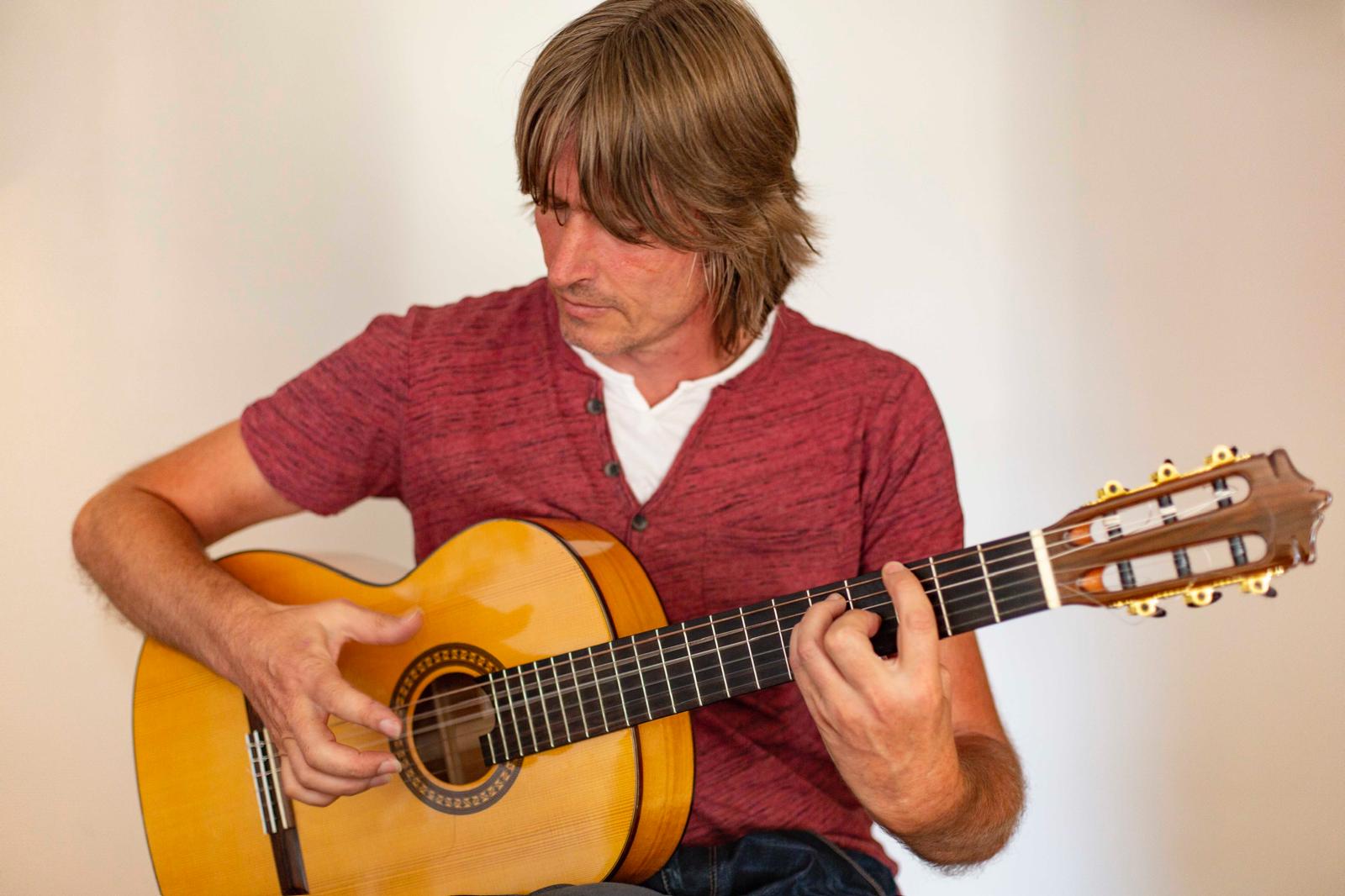 Van rock tot leslokaal: gitarist Bauke van der Heide draagt het vak over