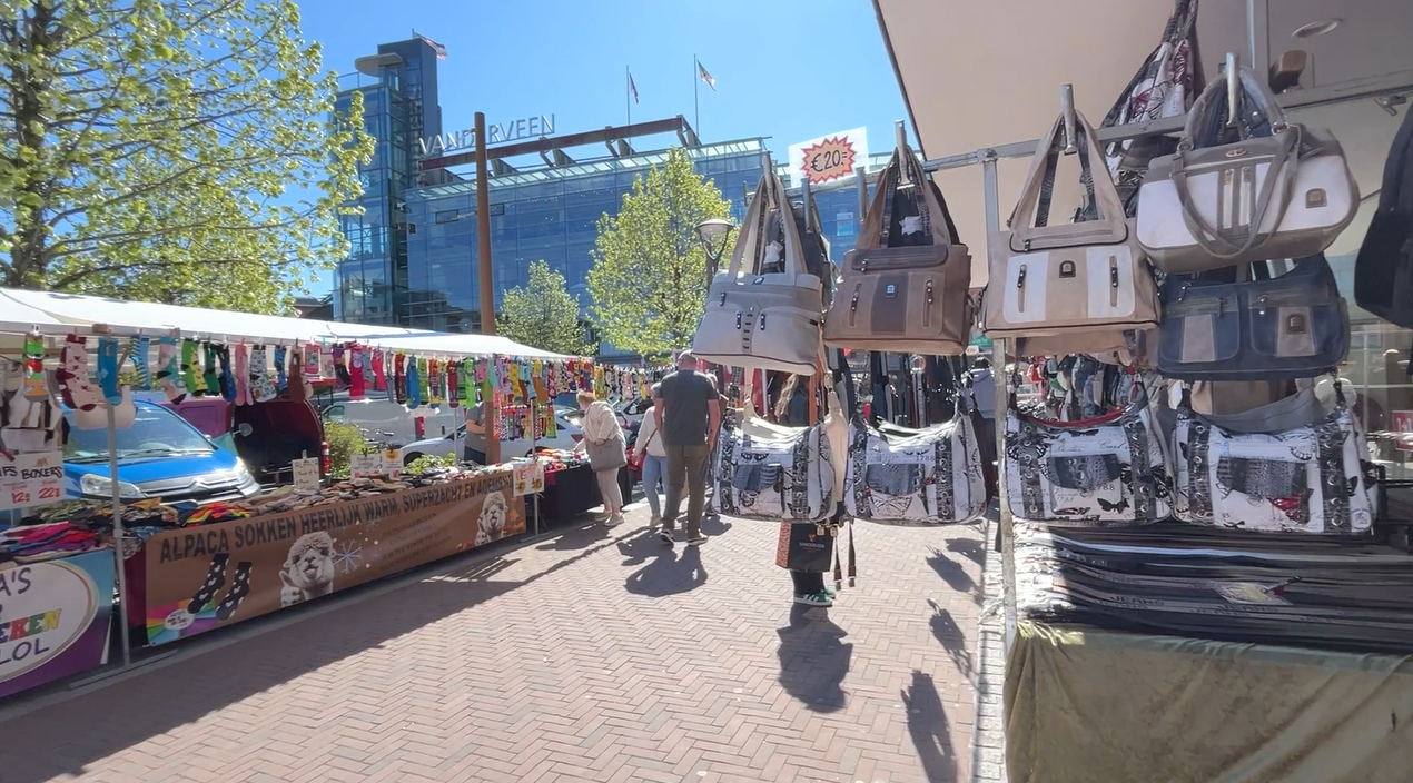 Voorjaarsbraderie: viert de lente en bloeiende handel