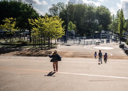 Meer groene speelpleinen nodig voor kinderen die opgroeien in versteende wijken.