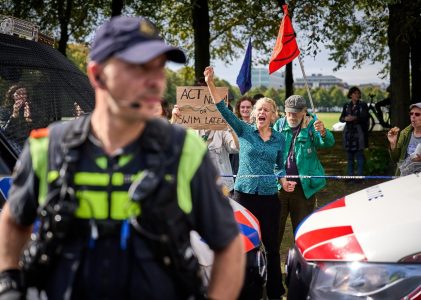 Politie doet structureel Veilig Thuis-meldingen van kinderen bij klimaatdemonstratie op de A12.