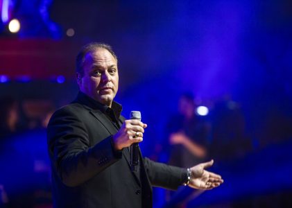 Frans Bauer gaat laaggeletterden helpen in nieuw programma