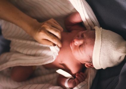 42 procent van de pasgeboren baby’s in 2022 had een niet-getrouwde moeder