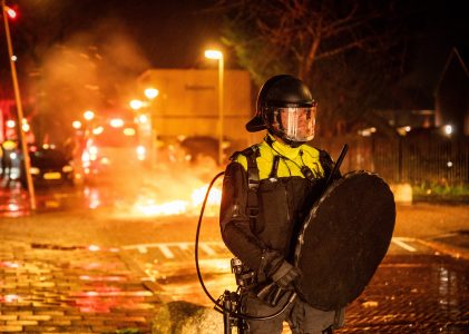 De veiligheid van politie tijdens de jaarwisseling.