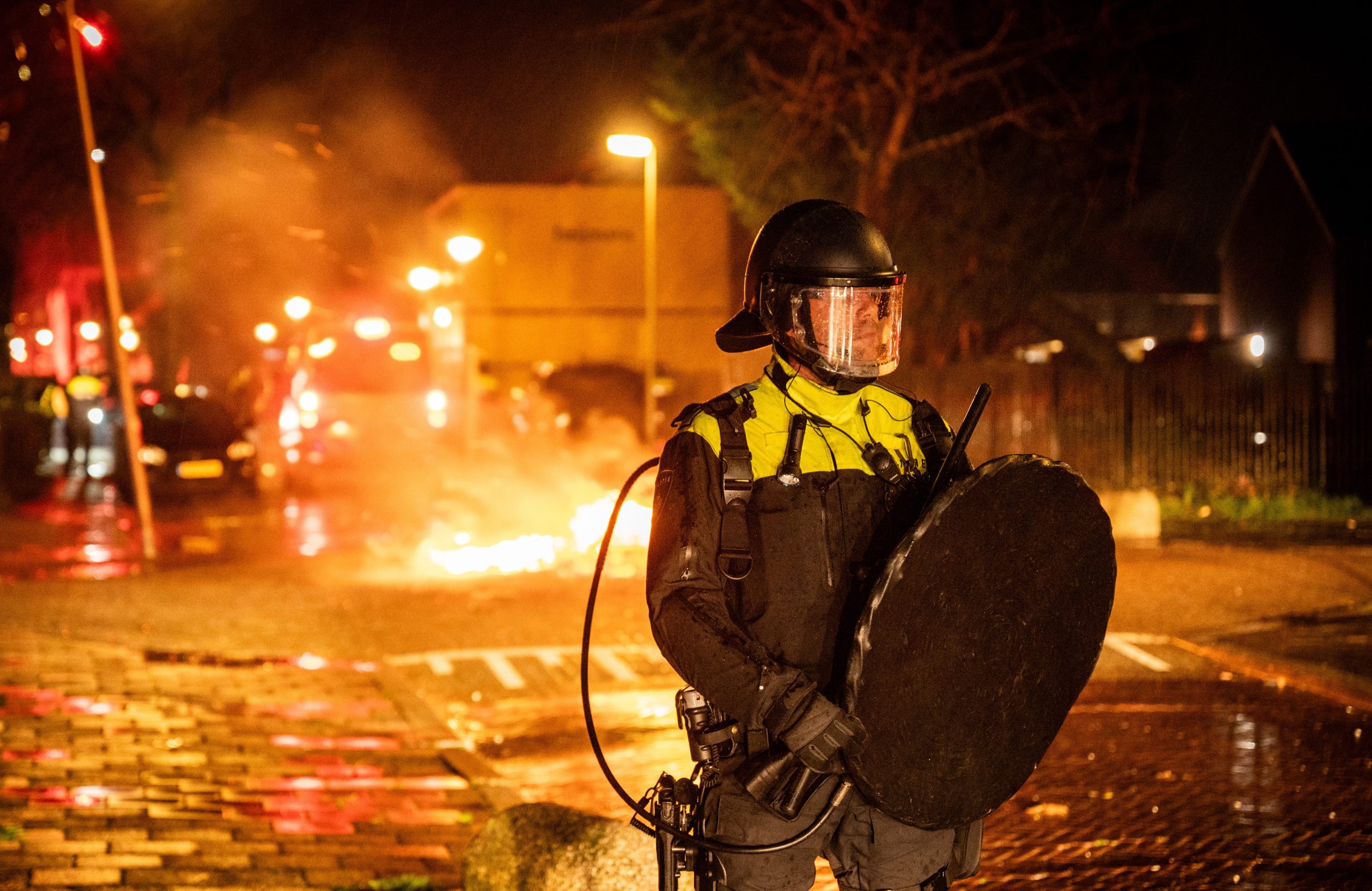 De veiligheid van politie tijdens de jaarwisseling.