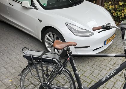 Woning en auto brand veroorzaakt door elektrische fiets