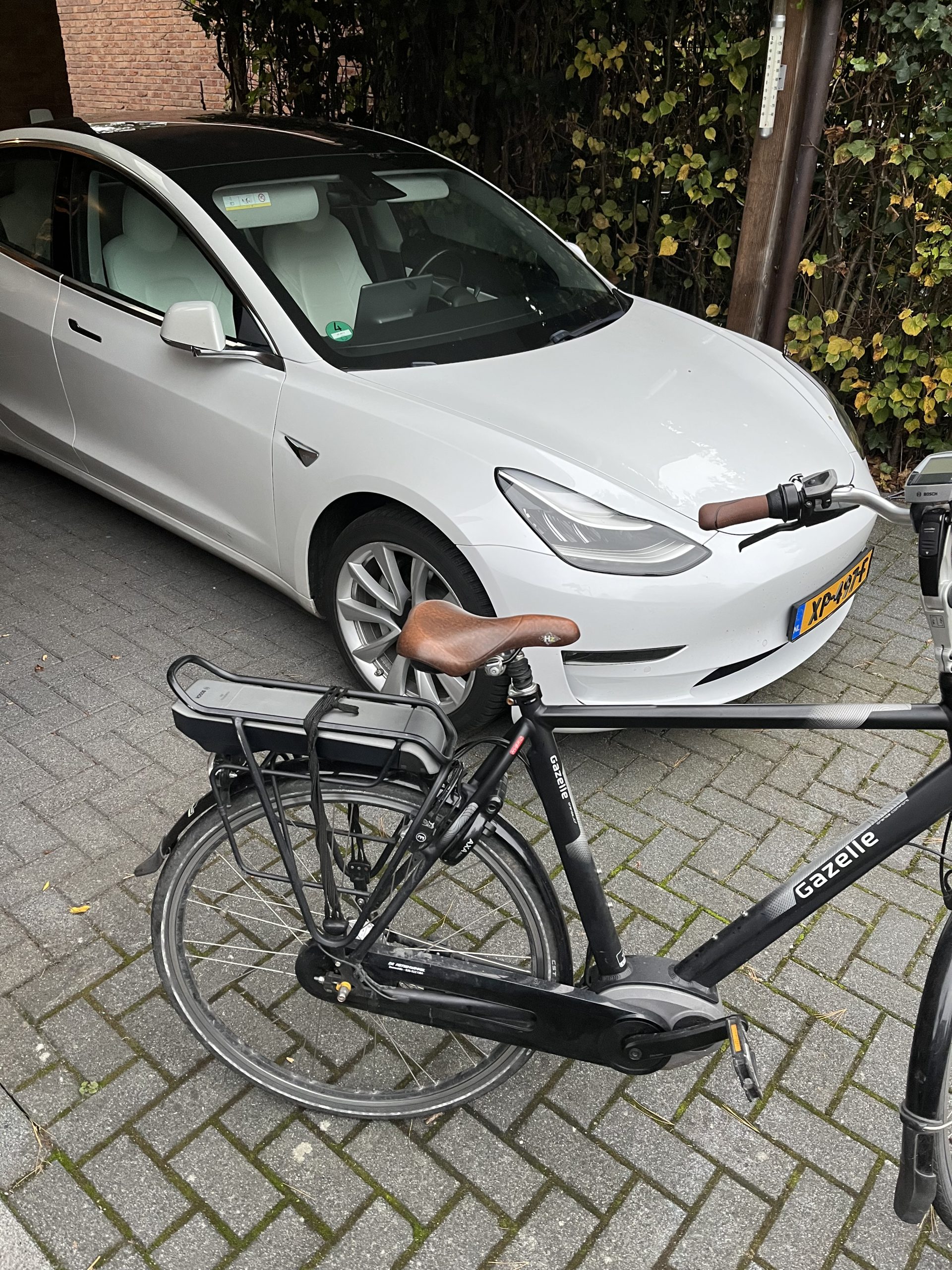 Woning en auto brand veroorzaakt door elektrische fiets