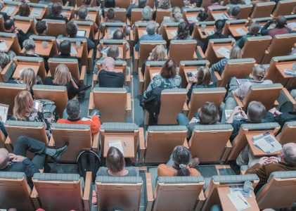 Steeds meer Engels in het Hoger Onderwijs: Nederlands kabinet wil volledige verengelsing voorkomen.