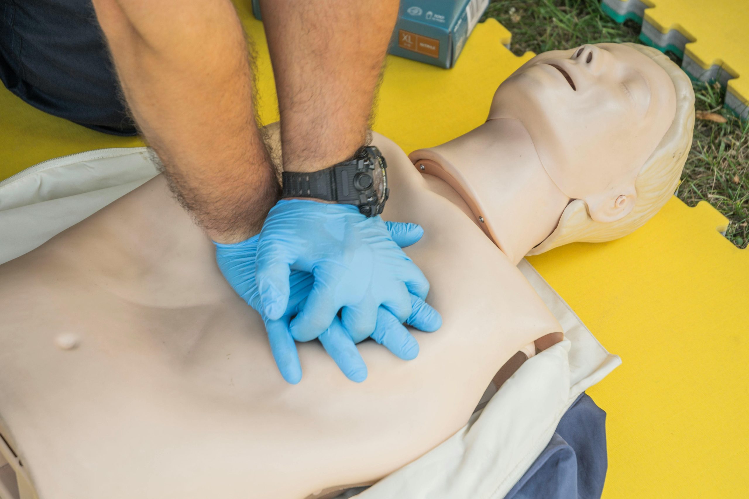 Kinderen in Den Haag leren reanimeren op Restart a Heart Day