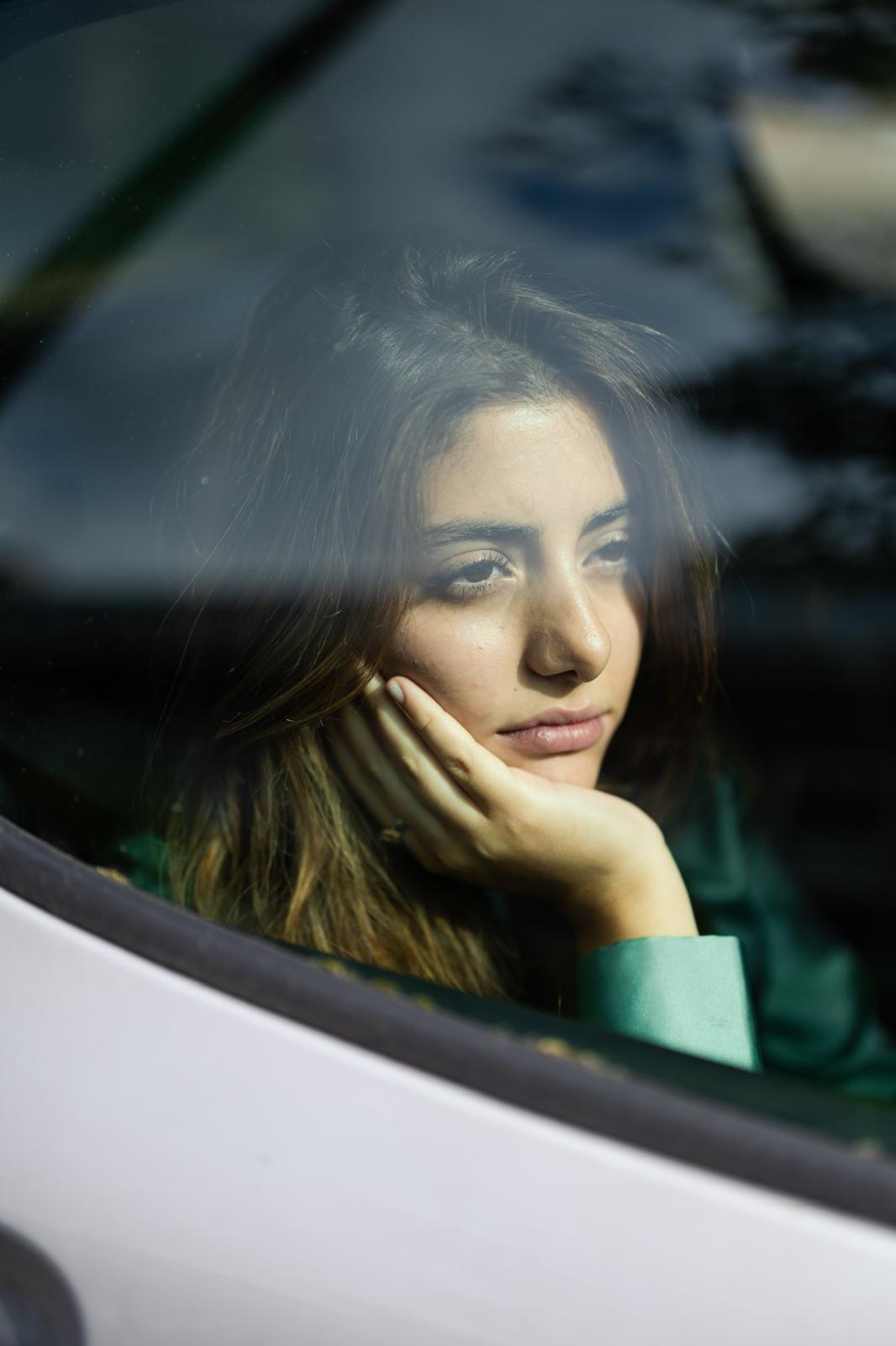 Meisje kijkt uit raam van auto