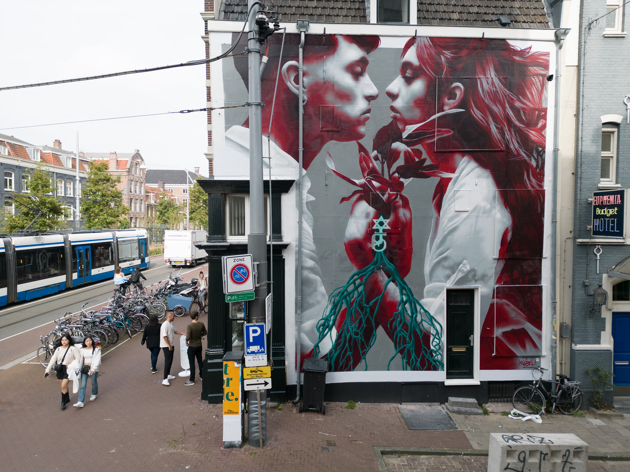 Verboden muurschildering van Judith de Leeuw onthuld in Amsterdam
