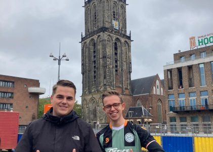 De mannen van ‘Kon Veel Minder de Podcast’ wandelen voor het goede doel 56 kilometer naar de wedstrijd SC Cambuur – FC Groningen