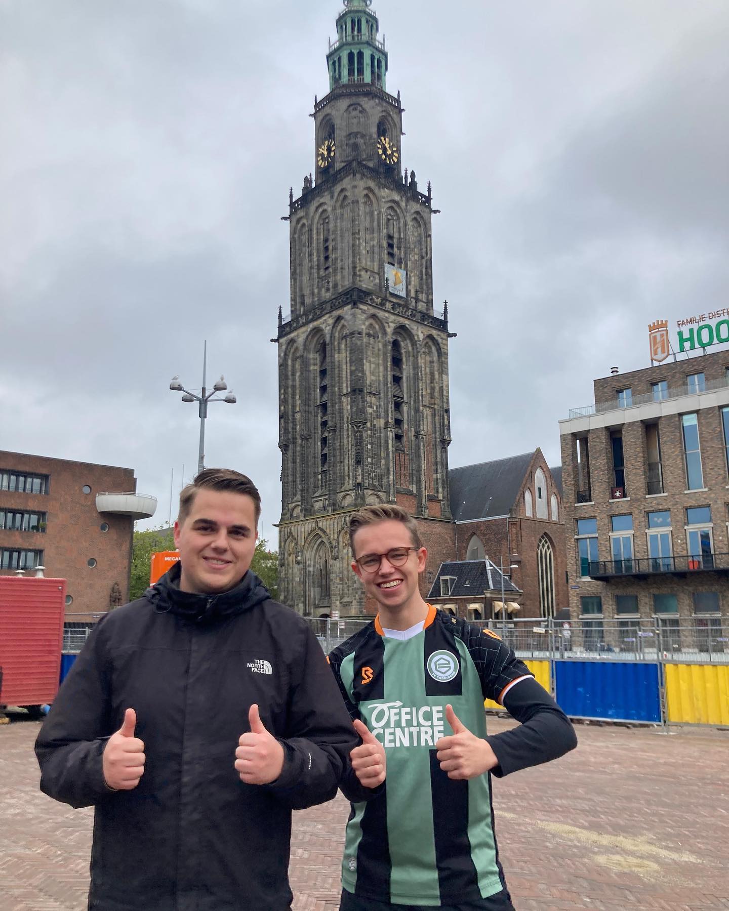 De mannen van ‘Kon Veel Minder de Podcast’ wandelen voor het goede doel 56 kilometer naar de wedstrijd SC Cambuur – FC Groningen