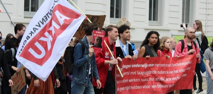 Studenten protesteren tegen bezuinigingen overheid