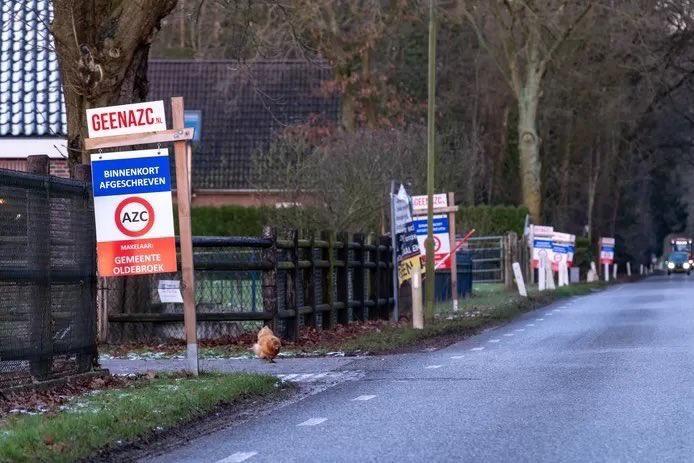 Borden tegen komst azc aan de Bovendwarsweg in Oldebroek © Tom de nooijer