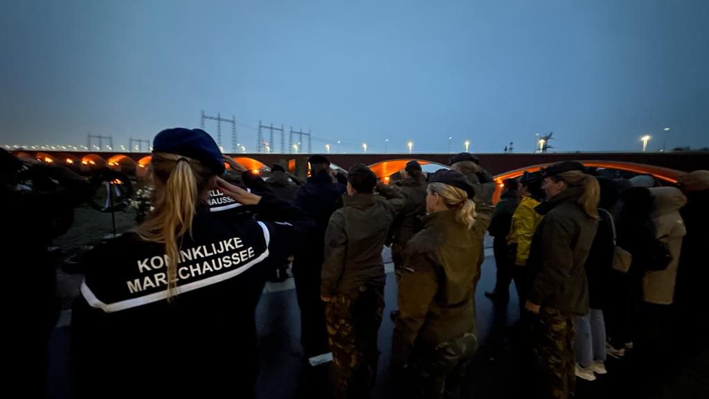 Defensievrouwen bij het monument Foto: Jendy Jalving