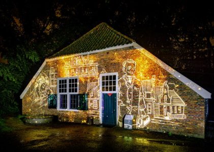 Lichtwandeling over Arnhemse evacués beleeft primeur in Openluchtmuseum Arnhem 