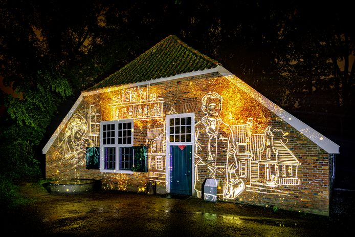 Lichtwandeling over Arnhemse evacués beleeft primeur in Openluchtmuseum Arnhem 