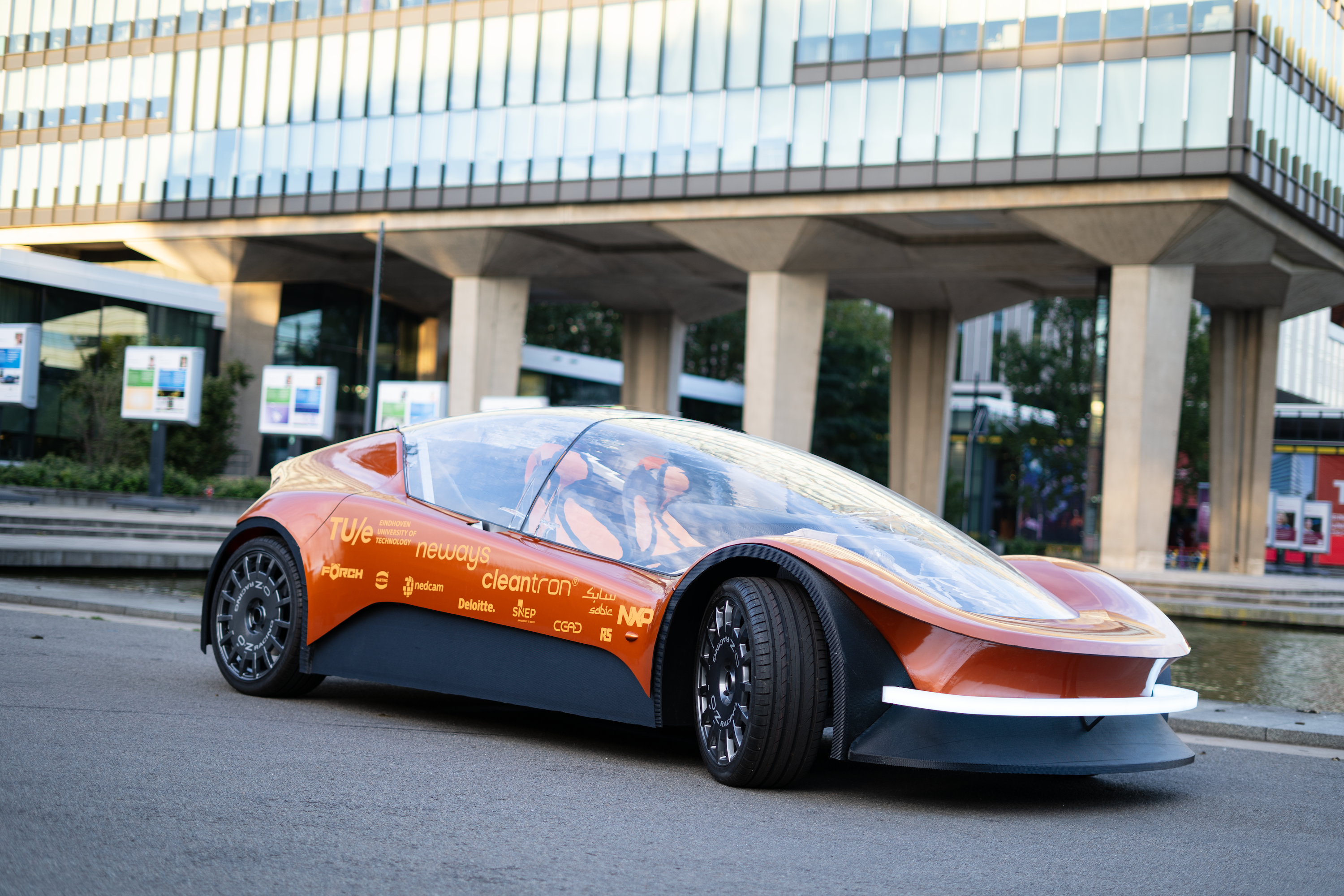 Studenten TU Eindhoven presenteren duurzame elektrische auto