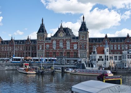 Station Amsterdam centraal viert zijn 135-jarig bestaan met muziek en geschiedenis