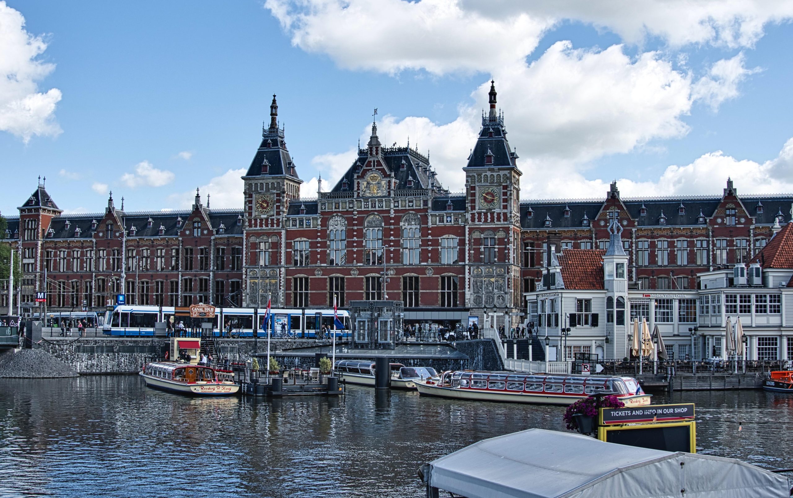 Station Amsterdam centraal viert zijn 135-jarig bestaan met muziek en geschiedenis