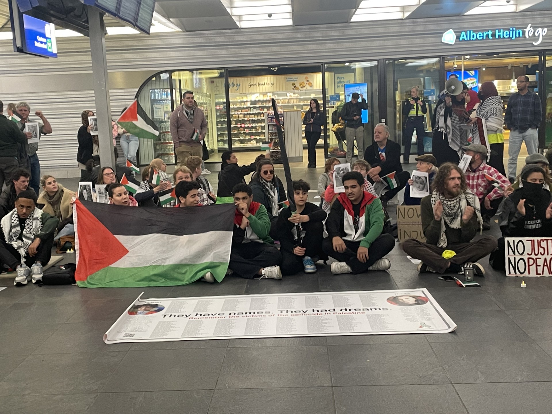 Pro-Palestijnse sit-in op Station Zwolle rustig verlopen 