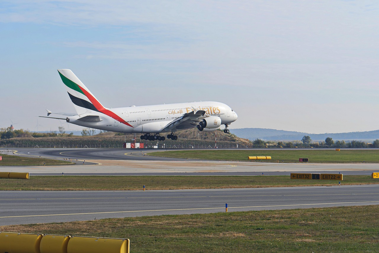 Emirates vliegtuig stijgt op vanuit Dubai International Airport. Bron Pixabay