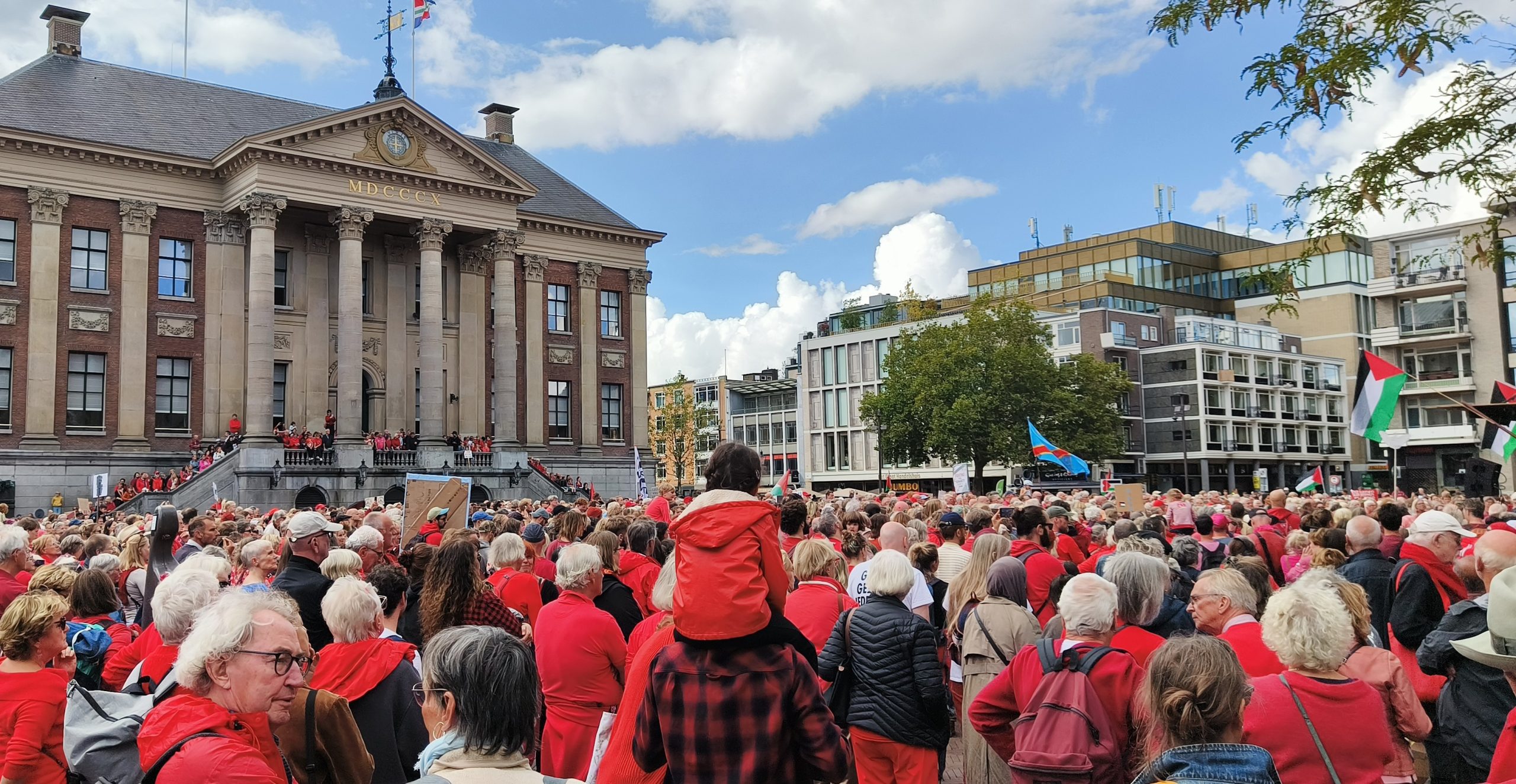 Mensen met Rode kleding protesteren voor Palestina.