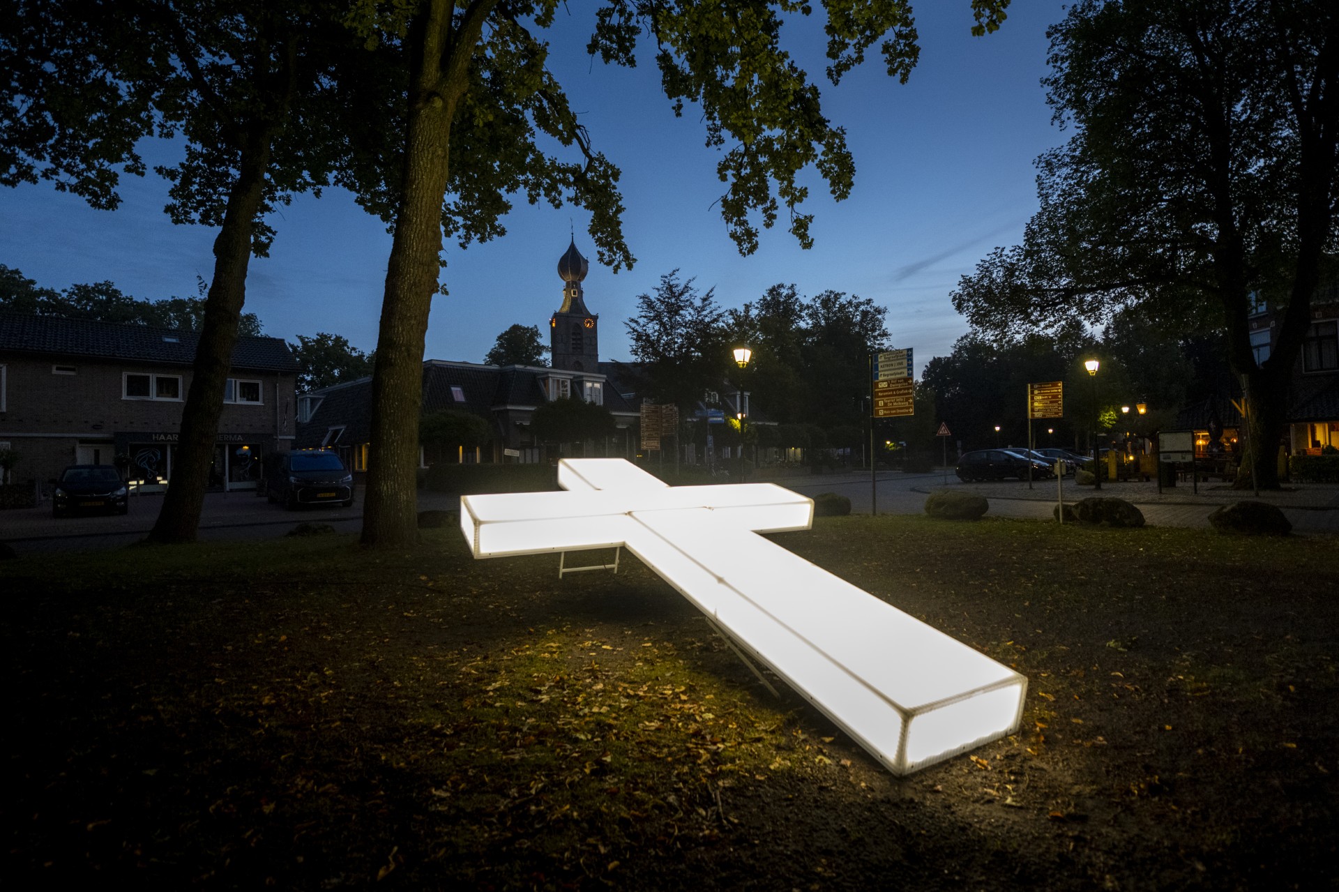 Het lichtgevende kruis van de Passion staat op de Brink, Dwingeloo