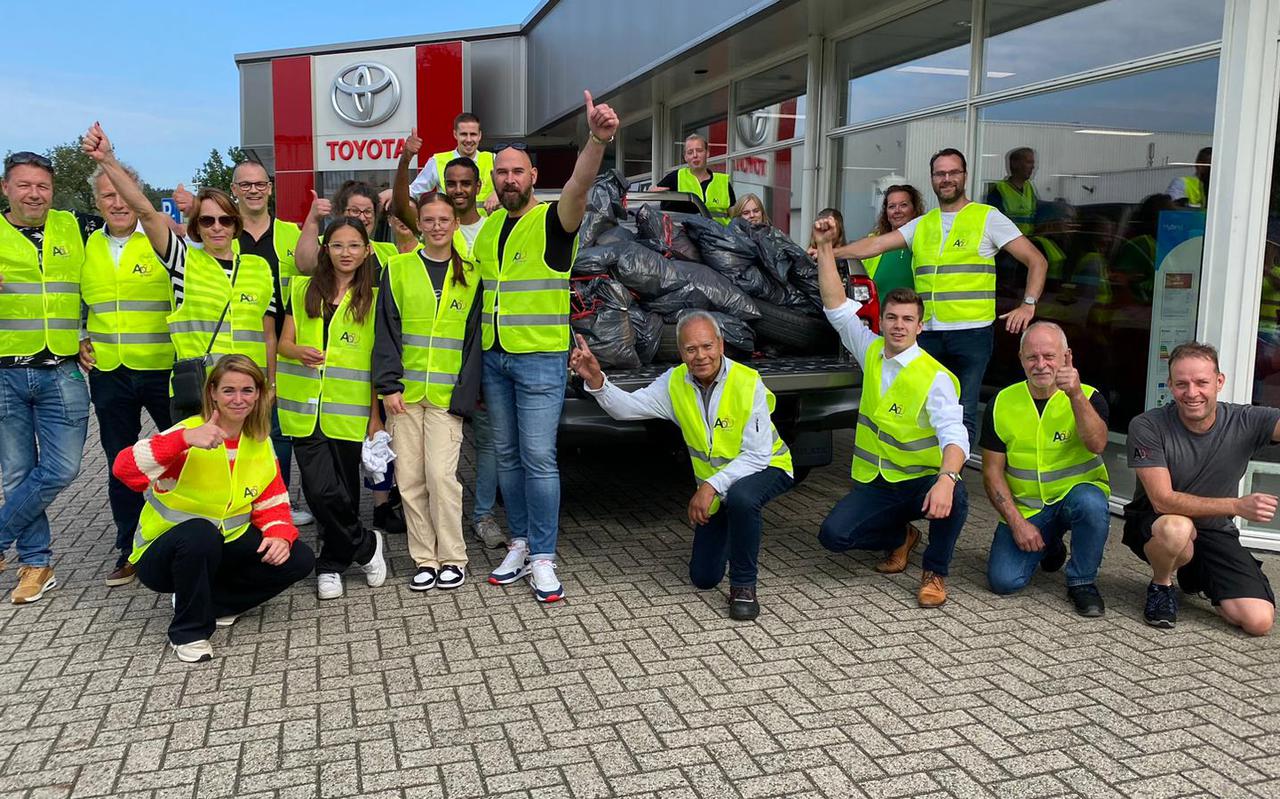 Medewerkers ADG ruimen Hoogeveense straten op