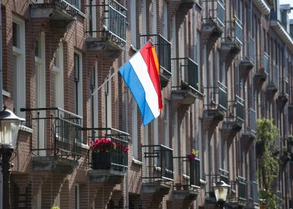 Gemeente Deventer hangt vlag halfstok voor slachtoffers Midden-Oosten