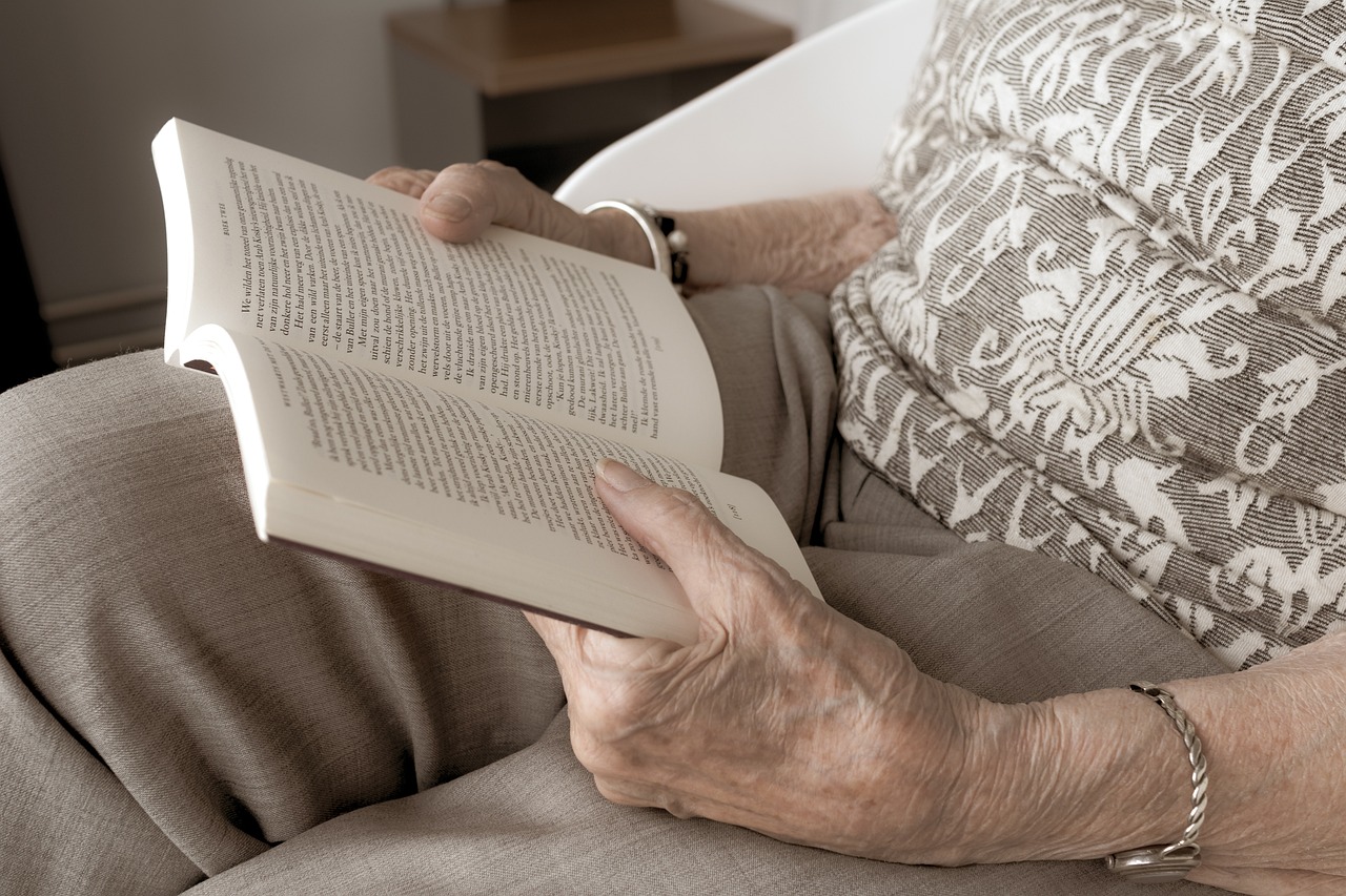 Vrijwilligers lezen voor op de Nationale Voorleeslunch